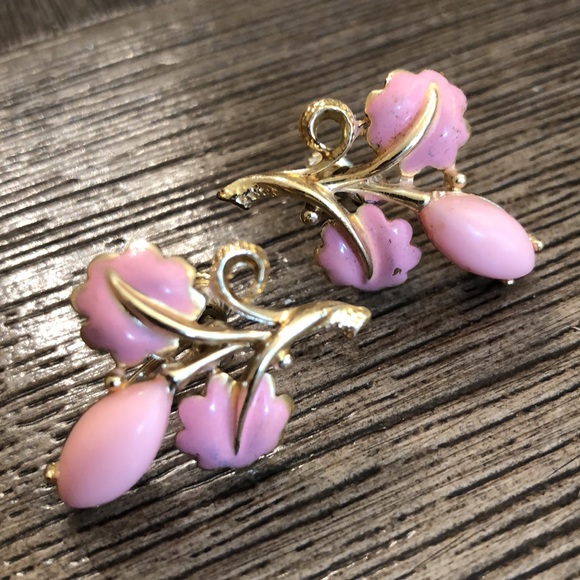 Vintage Pink Floral Goldtone Clip Earrings - Picture 9 of 12